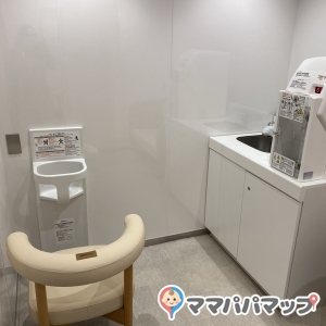 ビックカメラ4F女子トイレ内(4F)の授乳室・オムツ替え台情報 画像2