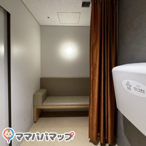 おにクル(1F)の授乳室・おむつ替え台の写真(1枚目)