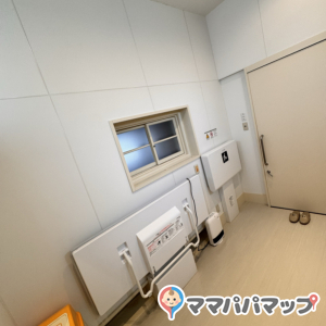 靴を脱いだ上で入館します、ベビーカーは裏口の玄関になら置けますが盗難等は自己責任です。スリッパを履きます。