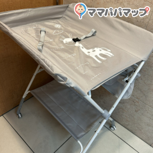 常設のおむつ交換台はなく、フロントで一声かけると折りたたみのものを多機能トイレに持って行ってもらえました。 組み立て、折りたたみもワンタッチだったので簡単でした。 強いて言えば子どもを抱っこした状態だったので設置、撤去までしていただけると助かります。 ※ベビーキープはありません。