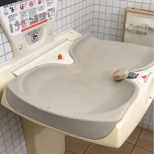 東松戸ゆいの花公園 マグノリアハウス横 多機能トイレ内(1F)のオムツ替え台情報 画像4