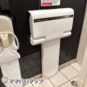 マクドナルド　羽村店(2F)の授乳室・おむつ替え台の写真(1枚目)