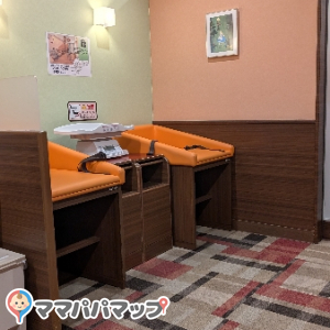 イオンモール筑紫野(2F　ソフトバンク付近)の授乳室・おむつ替え台の写真(1枚目)