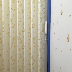 鍵のかかるアコーディオンカーテン