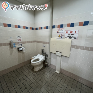 イオン福知山店　1階(1F)の授乳室・おむつ替え台の写真(2枚目)