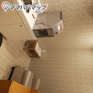 入り口に鍵がかけられますが、誰かが使っていると待つことになります。今回、入る時は空いていましたが利用し始めてすぐに使いたい家族連れが着て待たせていることが気になりゆっくり授乳出来ませんでした。