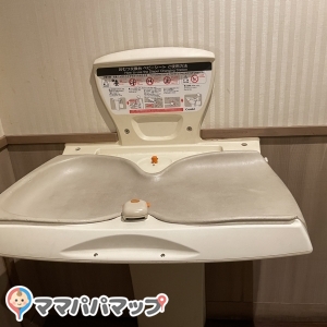 ステーキハウス フォルクス 博多駅南店の授乳室・おむつ替え台の写真(1枚目)
