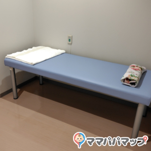 奥に医務室のような簡易ベッドがあります