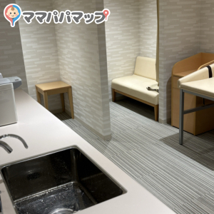 綺麗で清潔感があります。ポットは90度設定になってました授乳室もカーテンがついていて2部屋ありました！