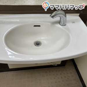 亀山公園　わんぱく広場(駐車場)のオムツ替え台情報 画像2