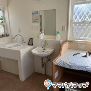 おむつ交換台と洗面台