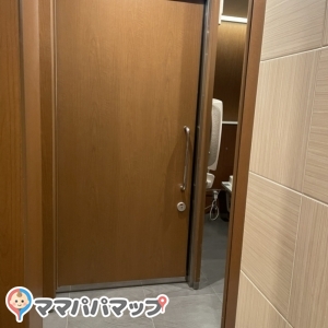 奥の個室2個にオムツ台、オムツ用ダストボックスあり