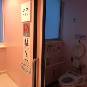 1階の女子トイレ入った右側にあります。