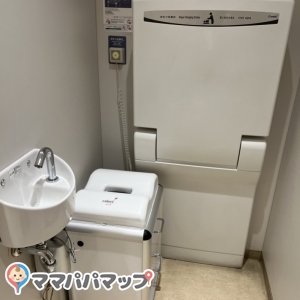 もりのみやキューズモールBASE フードコート内女子トイレ(2F)のオムツ替え台情報 画像1