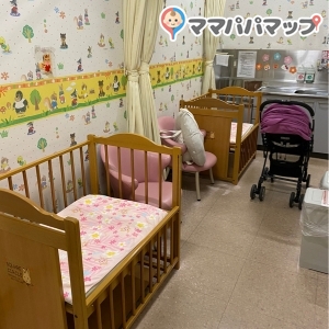小さめのベビーベッドが2台、椅子2脚