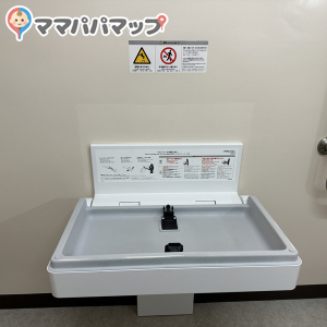 バリアフリートイレ内にありました。ベビーカーでそのまま入ることが出来ました。