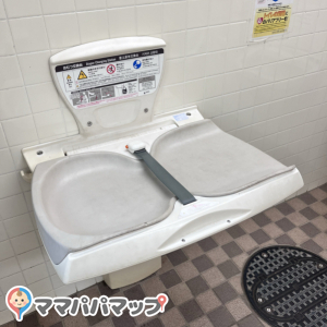 猿江恩賜公園公衆トイレの授乳室・おむつ替え台の写真(1枚目)