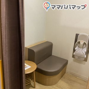 カーテン付きの部屋は２つあります。日曜日でしたが、誰もいませんでした。綺麗で使いやすかったです。