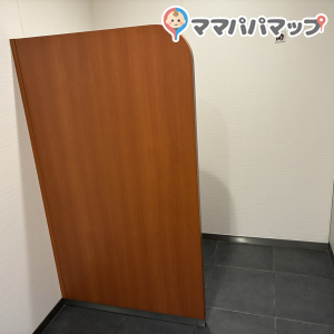 オープンなスペースですが、仕切りがあり見えづらくなっています