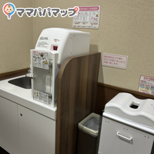 フランス屋ライブラリー横(2F)の授乳室・おむつ替え台の写真(2枚目)