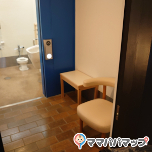 多目的トイレの前室が授乳室になっているので、授乳中はほかの方は多目的トイレはつかえず、気軽に授乳しづらい
