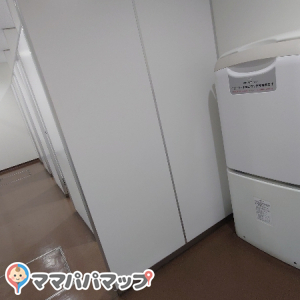 1階女子トイレ内　おむつ台
