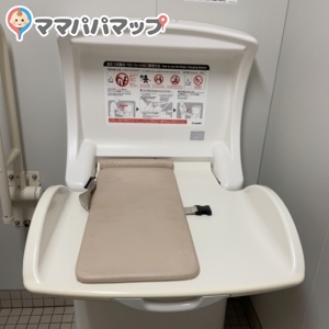 男性側もオムツ変え台のみです。