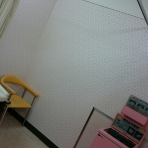 オムツ替え台の右に授乳スペースがあります