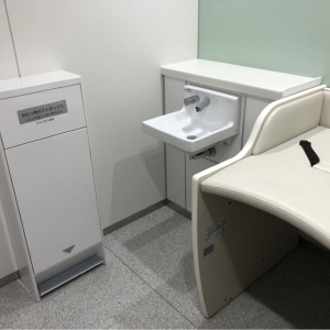 手洗い用に洗面台が1つ。オムツ用ゴミ箱もあります