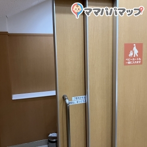 おむつ替え台はないですが、女子トイレの個室2つのうち、1つはベビーカーと一緒に入れます。