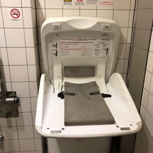 多目的トイレ内のオムツ台
