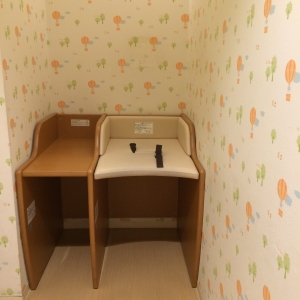 ここのオムツ替え台も荷物置き併設で広々。