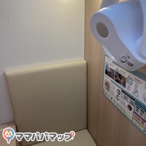 右上にある扇風機はmamaro内が電気ついてる間はつきます。ドアを開けっぱなしでおむつ替えしてて電気が消えると扇風機も消えてしまうので、扉と鍵を閉めて使います。風量と首振りが調整できる感じ。