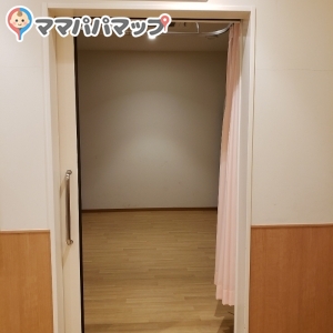 オムツ交換台の左側から授乳質に入れます