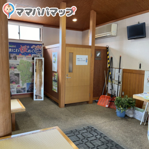 授乳室は休憩スペースの一角でした。最低限のベンチとオムツ台、水道がありました。エアコンは一応効いています。