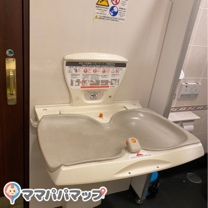 サイゼリヤ川口江戸店(1F)のオムツ替え台情報 画像2