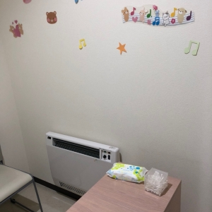 トヨタカローラ苫小牧㈱ とまこまい店(1F)の授乳室・おむつ替え台の写真(1枚目)