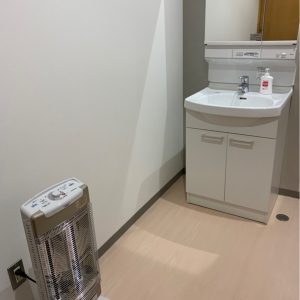 第一第三木曜日に子育て広場をやっているので、その際に利用しますが、電気ヒーターを置いていてくれます。寒い季節は暖かくていいです。