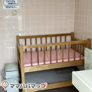 西松屋板橋四葉店の店外女子トイレの中に古いベビーベッドのようなものが置いてあります。