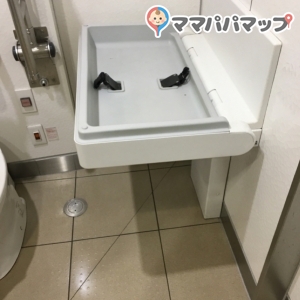 溜池山王駅（千代田線側　永田町改札5番6番出口付近）のオムツ替え台情報 画像3