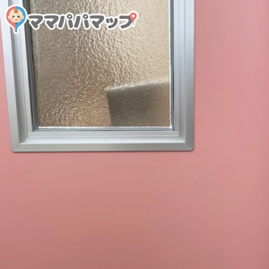 授乳室内の扉、鍵があります