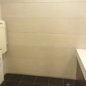 ３階女性トイレ内のオムツ台