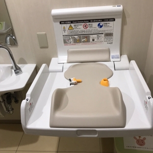 せんどう袖ケ浦店の授乳室・おむつ替え台の写真(1枚目)