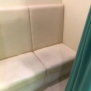 椅子のみのシンプルな授乳室です。休日の昼間に行きましたが、3部屋中2部屋あいており、スムーズに利用できました。