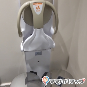 ベビー専用チェアとおむつ用ゴミ箱完備