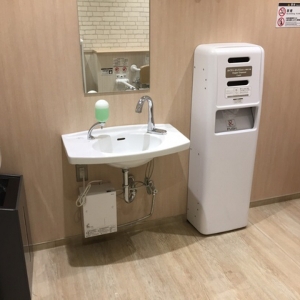 イオン板橋前野町店 多機能トイレ(1F)のオムツ替え台情報 画像4