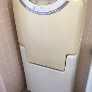 店外女子トイレのオムツ台