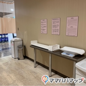 左側が入り口。体重計(50g刻み)と身長計がある。