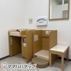 立ったまま替えれるおむつ替え台も！