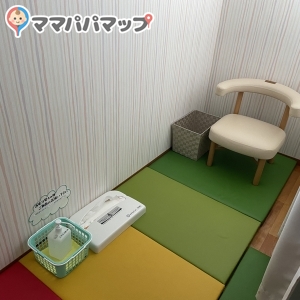 蓮華寺スマイルホールの子供の遊び場を体育館の奥に行ったところにあります。外に哺乳瓶の絵が貼ってあります。椅子が２つあり、同時に2人まで利用可能でした。清潔感があり、静かで快適でした。